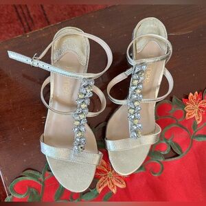 New J. Renee Elegant Silver Leather Strappy Sandals